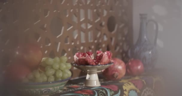 Oosterse Vruchten Zoetigheden Tafel Een Vaas Borden Door Een Licht — Stockvideo