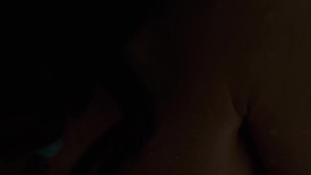 Кольца Темноволосой Женщины Колеблются Ветра Камера Показывает Обнаженное Плечо Шею — стоковое видео