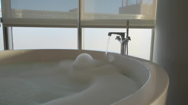 Ein Mit Schaumwasser Gefülltes Bad Massagesalon Eines Teuren Luxushotels Zeitlupe — Stockvideo