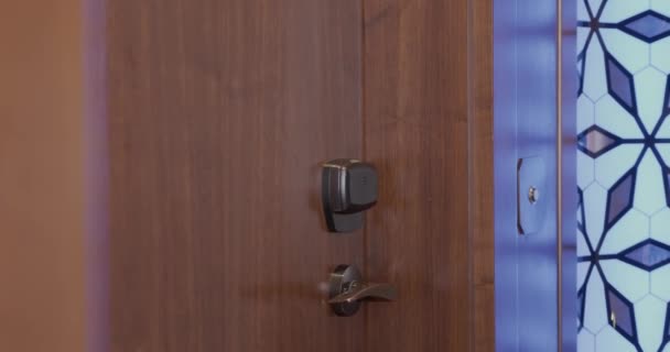 Młoda Kobieta Otwiera Drzwi Drogiego Pokoju Hotelowego Bezstykowym Kluczem Zwolniony — Wideo stockowe