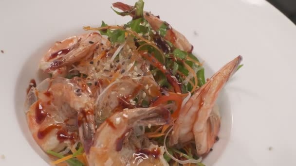 Citromot Tenni Sushi Dekorációra Daikonnal Citromszeletekkel Levelekkel Halat Vágni Fejjel — Stock videók