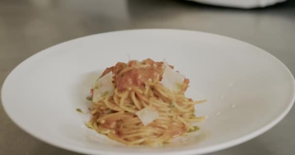 Šéfkuchař Podává Těstoviny Kuchyni Drahého Hotelu Podává Číšníkovi Zavřít Pomalý — Stock video