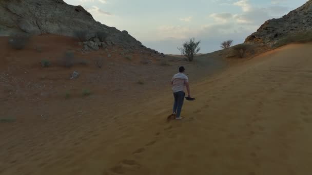 Drone Shoots Man Climbing Sand Dune Rock Backdrop Sunset Sky — Stock Video