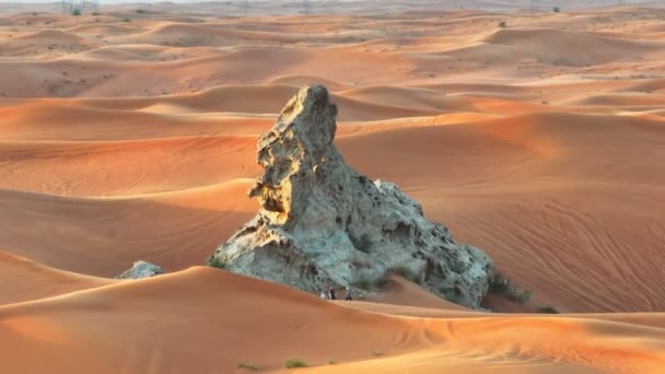 Беспилотник Летит Над Одинокой Скалой Стоящей Среди Песчаной Пустыни Фоне — стоковое видео