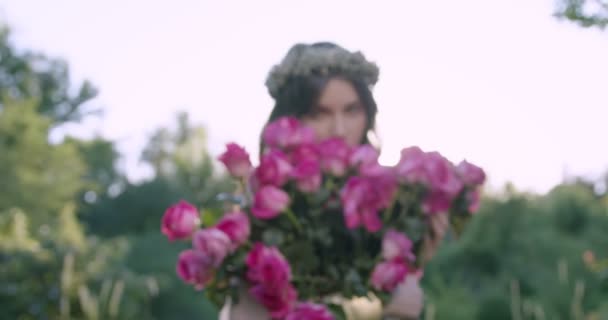 Młoda Dziewczyna Wieńcem Kwiatów Posiada Duży Bukiet Róż Wśród Wiosennego — Wideo stockowe