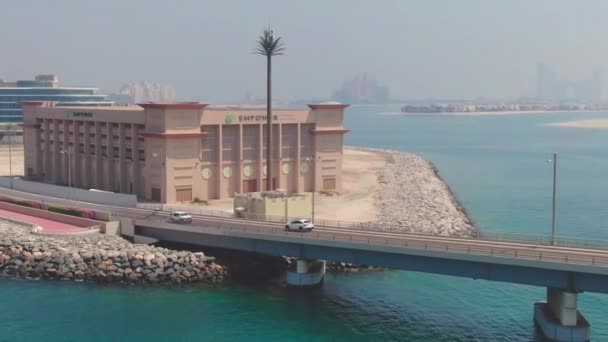 Eine Drohne Fliegt Über Eine Straßenbrücke Über Dem Meer Den — Stockvideo