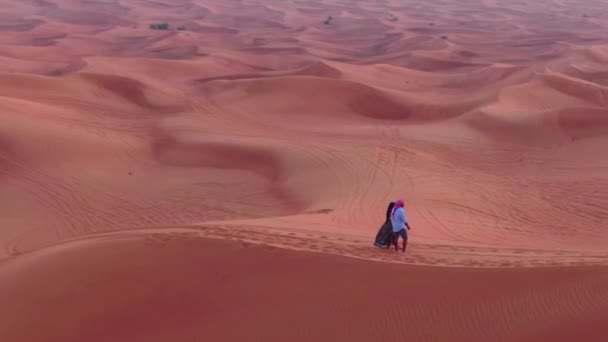 Drone Voa Sobre Jovem Casal Uma Duna Areia Deserto Dos — Vídeo de Stock
