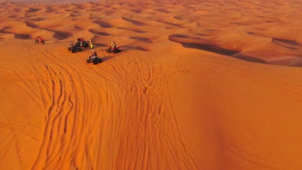 Dron Leci Kwadrantu Cyklach Stojących Wydmach Pustyni Zjednoczonych Emiratów Arabskich — Wideo stockowe