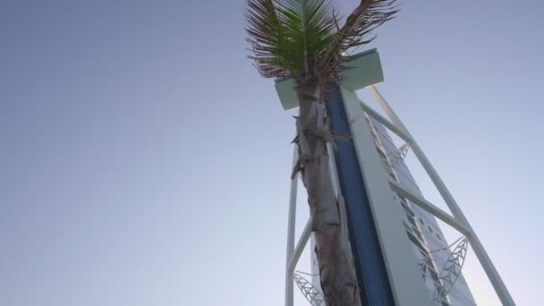Бурдж Аль Араб Хмарочос Єднаних Арабських Еміратах Оточений Пальмами Безхмарному — стокове відео