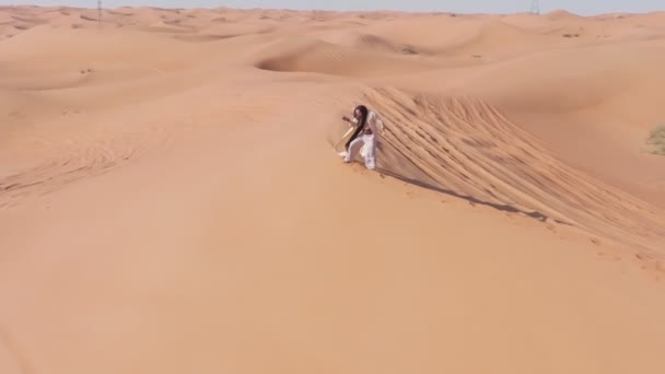 Jovem Barbudo Vestido Xamã Dançando Areia Deserto Aeronave Drones — Vídeo de Stock