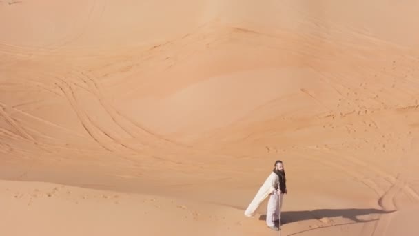 Een Man Sjamanen Kleren Loopt Het Zand Van Woestijn Met — Stockvideo
