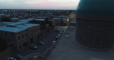 İnsansız hava aracı şafak vakti eski Buhara ve ünlü Kalyan Poi Kalon kompleksi ve Poi Kalon Minaret, Poi Kalan veya Po-i-Kalyan ve Mir Arab Madrasah üzerinde uçar. Hava Görünümü, Özbekistan.