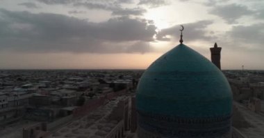 Şafakta Buhara 'daki ünlü anıt kompleksi MIR I Arap Madressa' nın etrafında bir İHA uçuyor. Özbekistan, Hava Görünümü.