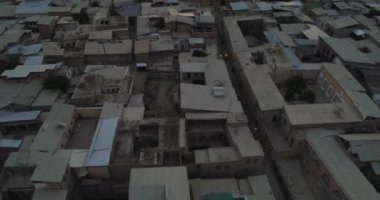 Şafakta Buhara 'daki eski şehrin üzerinde insansız hava aracı uçuşu. Özbekistan, Hava Görünümü.