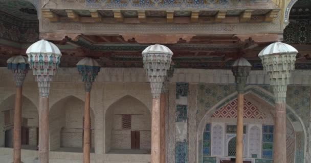 Özbekistan Buhara Kentindeki Ünlü Kalyan Poi Kalon Anıtının Sütunlarının Yanından — Stok video