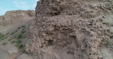 Buhara 'daki Ark kalesinin eski duvarları boyunca insansız hava aracı uçuşu. Hava görüntüsü. Kapat..