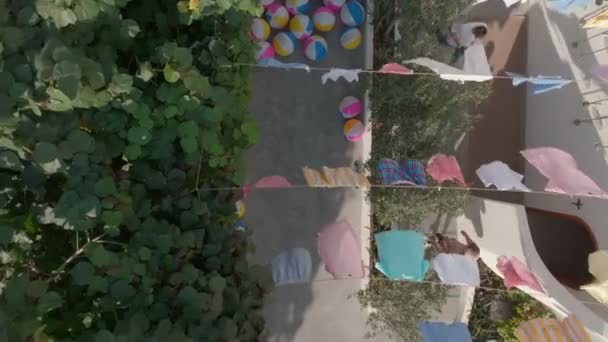 Bir Şişme Renkli Toplarla Dolu Bir Gece Kulübünde Dar Bir — Stok video
