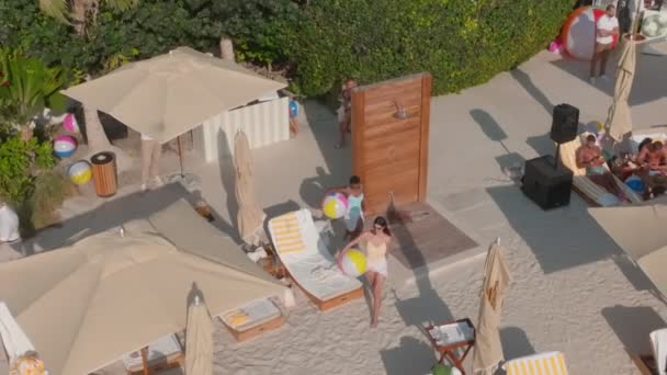 Dubai Оае 2023 Балон Пролітає Над Пляжем Розкішного Готелю Молоді — стокове відео