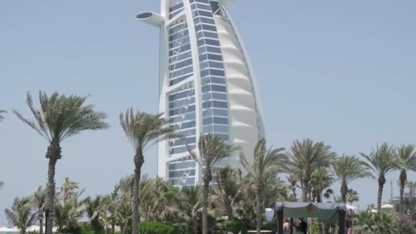 Férfi Női Kezek Találkoznak Közelről Egy Dubaji Felhőkarcoló Hátterében Lassú — Stock videók