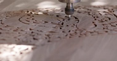 CNC değirmencilik ahşap kesim deseni. Ağır çekimde kapat
