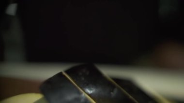 Şefin mutfağında dilimlenmiş patlıcan. Kapat, Yavaş Hareket.