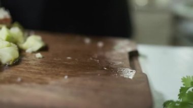 Beyaz eldivenli bir şef yeşillik, kişniş, maydanoz kesme tahtasında bıçakla dereotu keser. Kapat, Yavaş Hareket.