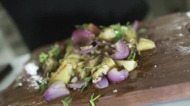 Şefin mutfağındaki bir kesme tahtasının üzerinde kızarmış ve doğranmış koyunlar. Kapat, Yavaş Hareket.