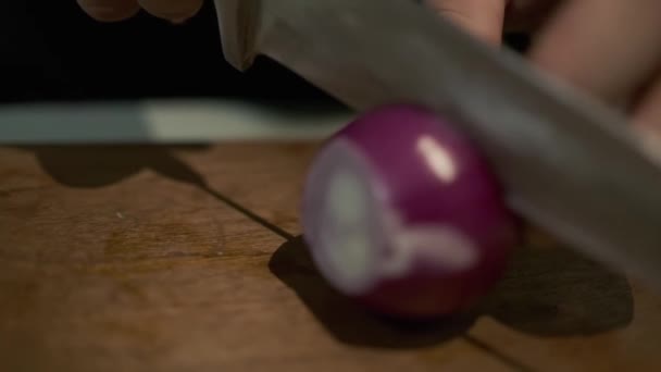 Szef Kuchni Białych Rękawiczkach Tnie Czerwoną Cebulę Nożem Desce Krojenia — Wideo stockowe