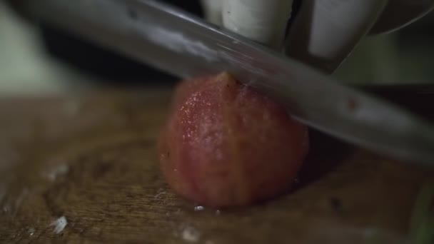 Szef Kuchni Białych Rękawiczkach Kroi Pomidora Nożem Desce Krojenia Zamknij — Wideo stockowe