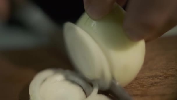 Šéfkuchař Bílých Rukavicích Krájí Bílou Cibuli Nožem Prkně Zavřít Pomalý — Stock video