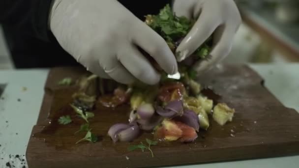 Uno Chef Bianco Guantato Mescola Verdure Fritte Tagliate Tagliere Chiudi — Video Stock