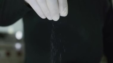 Beyaz eldivenli bir şef kesme tahtasının üzerinde sebze doğradı. Yavaş Hareket, Kapat.