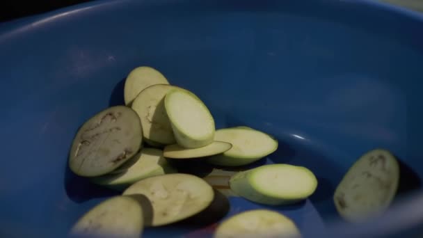 Der Koch Wirft Geschnittenes Gemüse Ein Blaues Becken Zeitlupe Nahaufnahme — Stockvideo