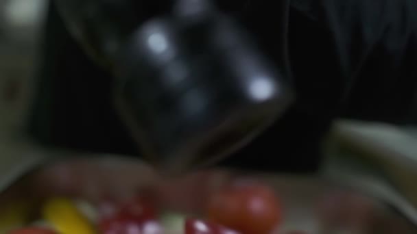 白いピーマンのシェフは 大きな容器にハンドミルから茂みにカット野菜を手袋 スローモーション クローズアップ — ストック動画