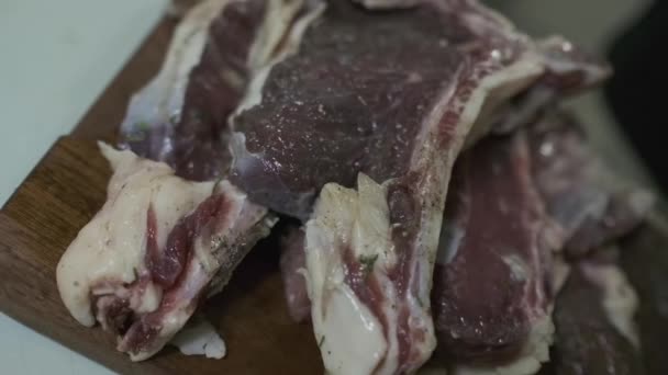 Carne Cruda Affettata Bistecche Tagliere Nella Cucina Degli Chef Rallentare — Video Stock