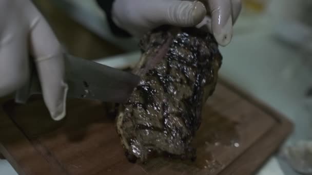 Koki Memotong Potongan Daging Yang Dimasak Atas Papan Potong Dengan — Stok Video