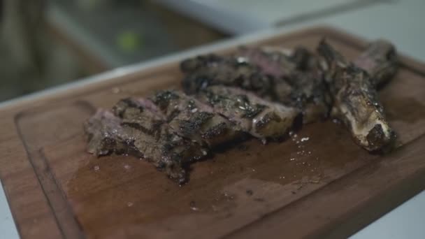 Chef Saltea Los Trozos Fritos Carne Que Encuentran Tabla Cortar — Vídeo de stock