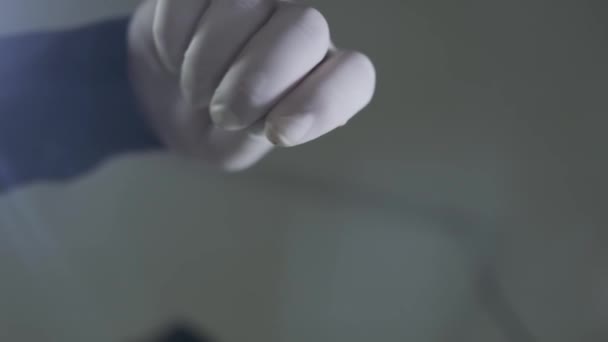 Een Kok Witte Handschoenen Een Zwarte Trui Zouten Voedsel Zijn — Stockvideo