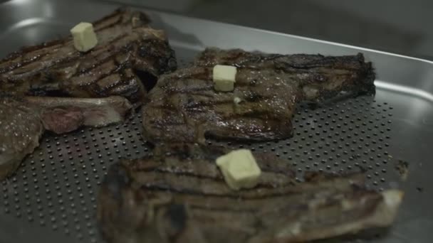 Chef Pone Trozos Mantequilla Los Filetes Carne Parrilla Cámara Lenta — Vídeo de stock