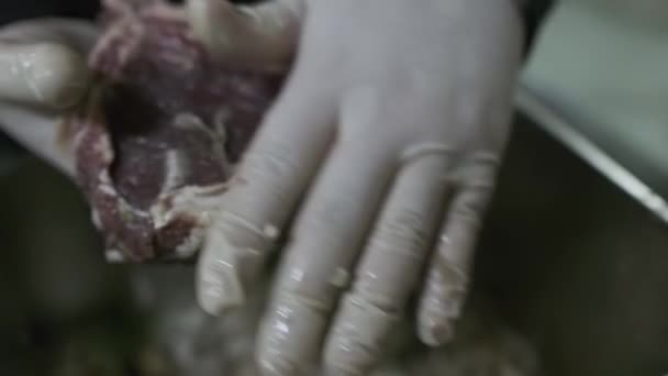 Ένας Σεφ Λευκά Γάντια Κρατάει Ένα Κομμάτι Κρέας Μπριζόλας Μαρινάτα — Αρχείο Βίντεο