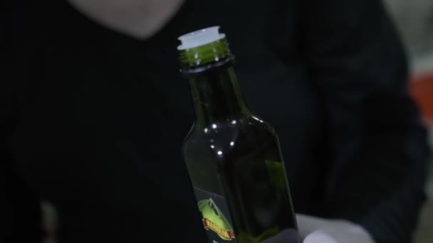 Uno Chef Guantato Bianco Versa Verdure Grigliate Una Bottiglia Olio — Video Stock