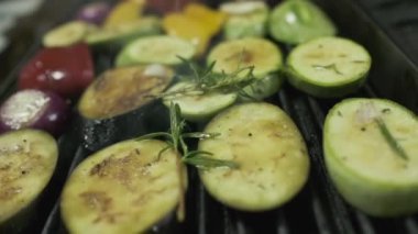 Pomidops, kabak, patlıcan, soğan ve diğer sebzeler kızartılır. Yavaş Hareket, Kapat.