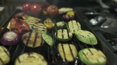 Pomidops, kabak, patlıcan, soğan ve diğer sebzeler ateşte kızartılır. Yavaş Hareket, Kapat.