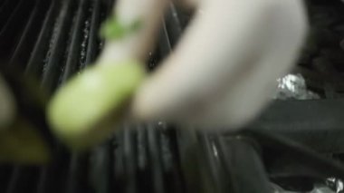 Şef beyaz eldivenli elleriyle ızgaraya doğranmış sebze koyar. Yavaş Hareket, Kapat.