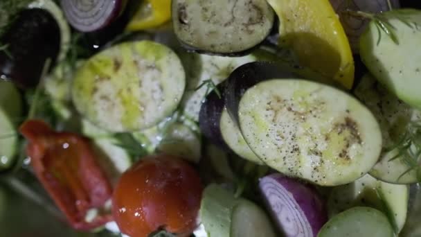 Chef Espolvorea Sal Sobre Verduras Picadas Recipiente Grande Cámara Lenta — Vídeo de stock
