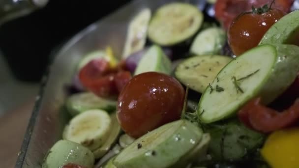 Chef Guante Blanco Vierte Salsa Sobre Verduras Picadas Gruesas Una — Vídeos de Stock