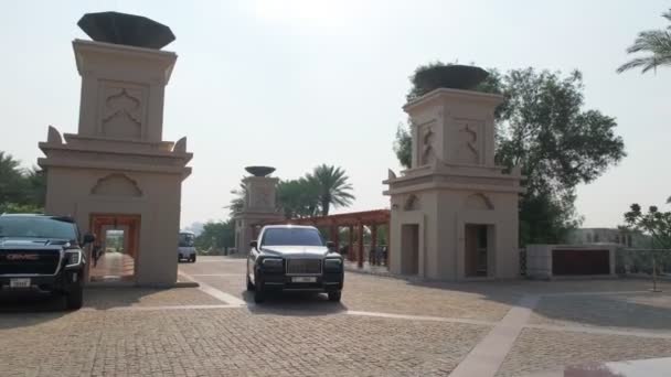 Dubai Uae 2023 Black Expensive Limousine Passes Fountain Entrance Hotel — Stock Video
