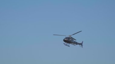 Küçük özel bir helikopter Dubai 'deki bir havaalanına iniyor. Yavaş çekim.