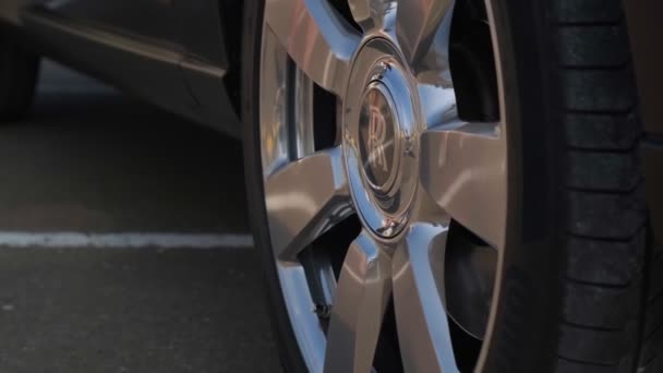 Närbild Hjulet Dyr Premium Limousine Långsamma Rörelser — Stockvideo
