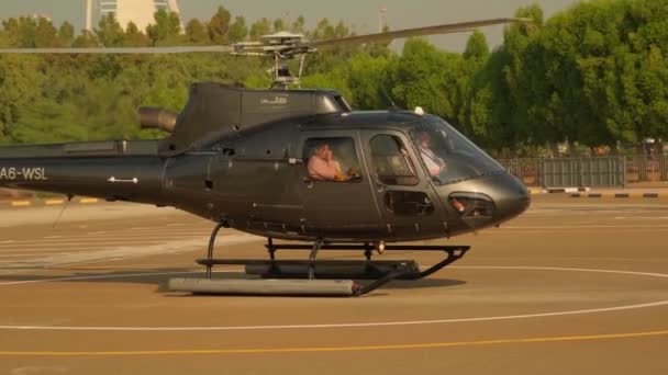 Pequeño Helicóptero Privado Aeródromo Dubai Emiratos Árabes Unidos Movimiento Lento — Vídeos de Stock
